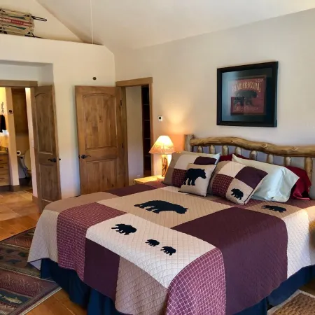 Beautiful Condo Retreat on the River