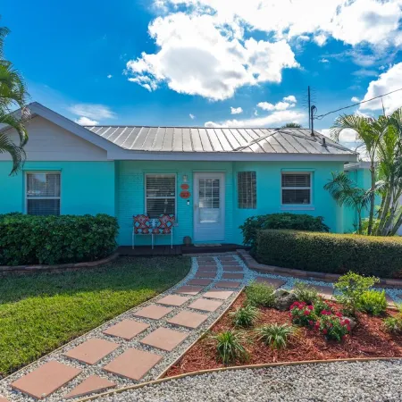Coastal Karma Cottage - Near downtown Stuart, FL