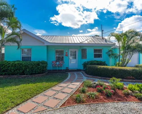 Coastal Karma Cottage - Near downtown Stuart, FL โรงแรมในสจวร์ต