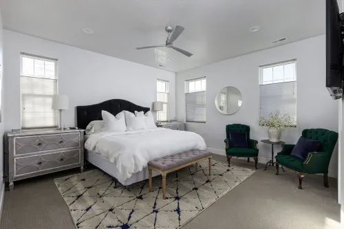 Luxury  Summer Home,  Basketball Court, Hot Tub Firepit Excellent Beds & Linens.