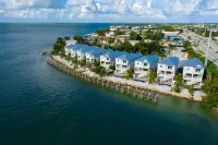 Stunning BRIGHT Direct Waterfront 5/4 Home! Private Pool, Hot Tub & Dock! - Homestays