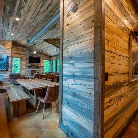 WILL HIKE FOR TACOS luxury spacious cabin, cozy, quiet, amazing deck. sleeps 8