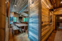 WILL HIKE FOR TACOS luxury spacious cabin, cozy, quiet, amazing deck. sleeps 8