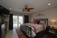 Lakefront 3 Bedroom Home with Gorgeous Sunsets and Private Pool & New Spa!