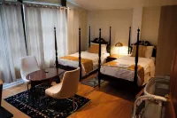 5-Bedroom 6000SF wood and glass retreat in Atlanta, surrounded by greenery.