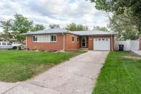 A Modern & Bright Family Home W/ Backyard, 3 BR Sherman Hill Model Railroad Display附近的飯店