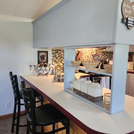 Georgie's Getaway! Beautiful stay on 6 acres just minutes from the lakeside