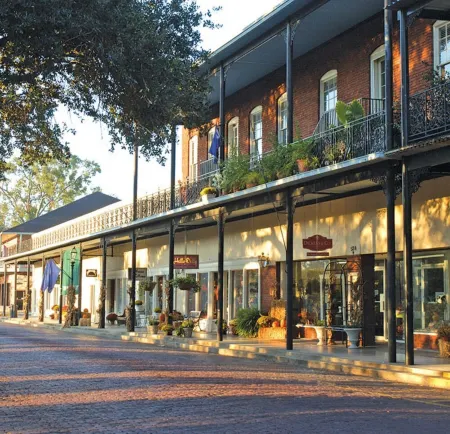 "Clementine at The 403" Historic District Apartment Walkable to Downtown Отели рядом с достопримечательностью «Парк Хайленд Парк»