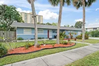 Walk to Downtown, 3 Bedrooms, 2 Bath, Family Friendly House Hotels near Express Factory Outlet