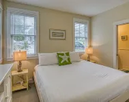 Otterly Relaxed in Seabrook, WA - large deck with private hot tub & firepit Hotels in der Nähe von Lake Quinault