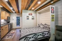 Ultimate Mountain Bikers Dream, walking distance to downtown Brevard