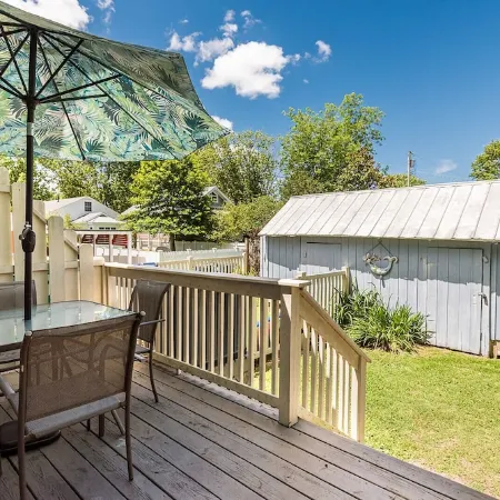 Next to the park and 2 blocks to the Beach and restaurants! RIGHT side of Duplex