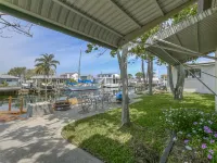 3 BR 2 Bath Salt Air Retreat on Deep Water Canal Minutes to the Gulf Hotels in Hudson