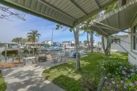 3 BR 2 Bath Salt Air Retreat on Deep Water Canal Minutes to the Gulf