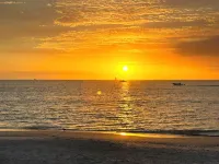 1-bedroom cottage just a short walk to Naples Beach and Fifth Avenue South