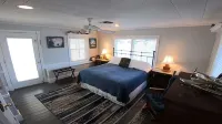 Tahiti Style 5 Star over-Water Bungalow + Lake House Blue + YouTube Video's Pets