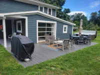 5 minutes to Peek n Peak, Large private yard, and on site Hot tub