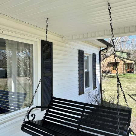 White Little Cottage-Newly Renovated-Pets-Family