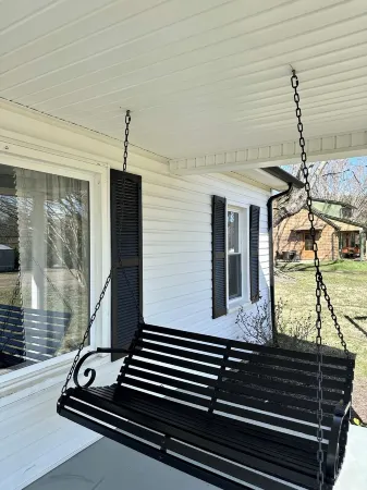 White Little Cottage-Newly Renovated-Pets-Family