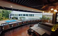 The Sun Hotel Sidoarjo - piscina