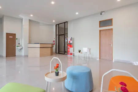 RedDoorz Plus @ Karapitan Street Отели в г. Lengkong