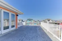 First Floor King Suite, Kids Bunk Room ~ Private Beach & Community Pool Access! - WiFi