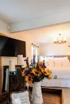 Cozy cottage with pool, hot tub, WiFi, & AC on a peaceful farm in Tunnel Hill