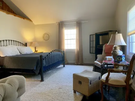 Bella Rosa Cottage - Stroll to Wimberley Square! Cypress Creek just steps away