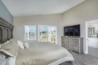 Open Nov 2 to 5! Ocean View! Pool Spa, Pets OK, Gated Beach Area Home! 칼즈배드역 주변 호텔