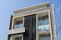 RedDoorz Near Setrasari Mall 4