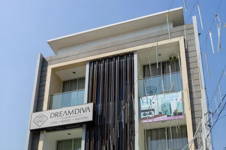 RedDoorz Near Setrasari Mall 4 Отели в г. Sukasari