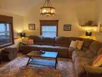 Cozy 2-bedroom cabin on 5 private acres in charming Pegram, TN 奇特姆縣酒店