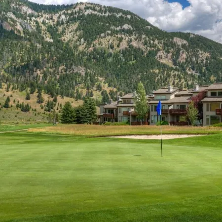 Amazing Mountain Views, Walk to Ski Shuttle! in the Heart of Big Sky Golf