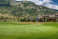 Amazing Mountain Views, on Golf Course, Hot Tub & Pool, Walk to Ski Shuttle!