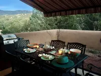 Private Upscale Mountain View Retreat Just  12 Minutes from the Santa Fe Plaza. Hotels in Chupadero