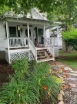 Peaceful Cottage on Linville River. Hike Blue Ridge mountains. Visit winery.