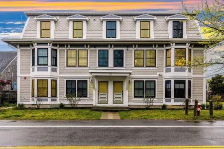 🏳️‍🌈 Modern Elegant Condo in the Heart of Ptown 🚗 Free Parking ⚡ EV Charger Отели рядом с достопримечательностью «Рейс Пойнт Бич»