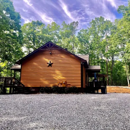 THUNDER RIDGE LODGE HAS AN AWESOME VIEW OF MT YONAH! Peace, privacy & seclusion.