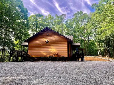 THUNDER RIDGE LODGE HAS AN AWESOME VIEW OF MT YONAH! Peace, privacy & seclusion. Các khách sạn gần Stovall Mill Covered Bridge