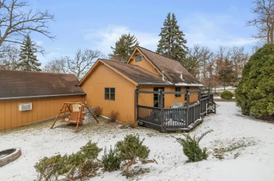 Log Cabin Perfect for Winter Activies Close to Wilmot Ski Hotels in Twin Lakes