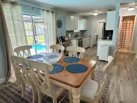 Minutes to Weeki Wachee Head Springs Pool AND hot tub!