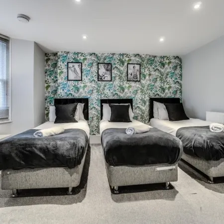Central Pier Place - Large Group House Sleeps up to 16