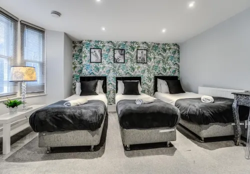 Central Pier Place - Large Group House Sleeps up to 16