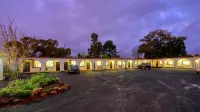 Azalea Motel - parking