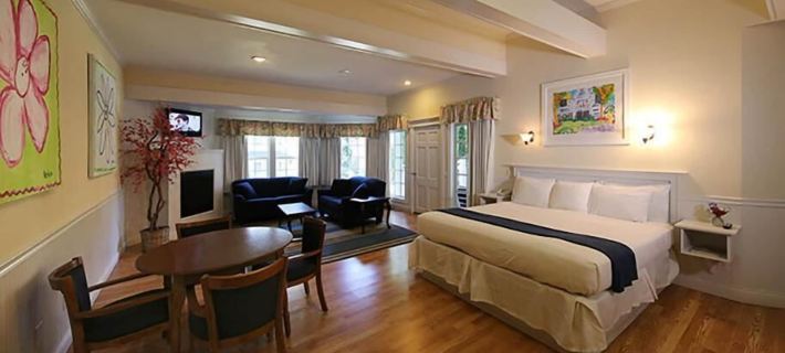 Colonial Inn Harbor Springs Hotels in Emmet County
