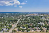 2Br Aptmt Parks Private Deck, Mountain Views!