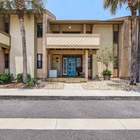 8 Sea Castles 3 Bedroom Condo by RedAwning