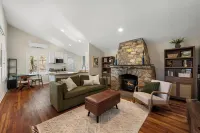 Elevated Potomac River Retreat - King Suite - River Front - Large Screened Porch