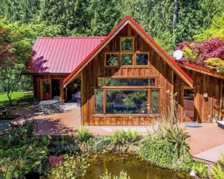 Rhythm Waters by Avantstay Garden Paradise, Pond Hotels in Langley