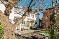 Corner House - Bright 2 Bed in Cheltenham